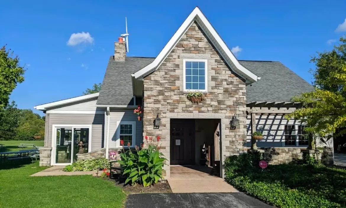 Wine Tasting & Tour + Flatbread Pizza or Gazebo & Attached Deck Rental