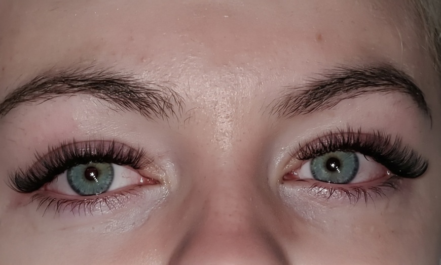 Image 2: Une séance de Browlift et/ou pose d'extensions volume russe