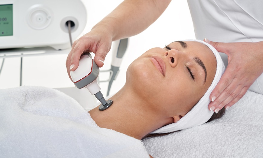 Image 8: 1 o 3 sesiones de tratamiento facial con vitaminas o masaje