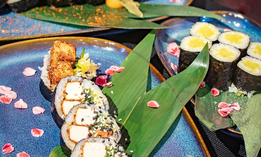 Image 1: Zestawy sushi: Hakuto, wegetariański lub pieczony do wyboru