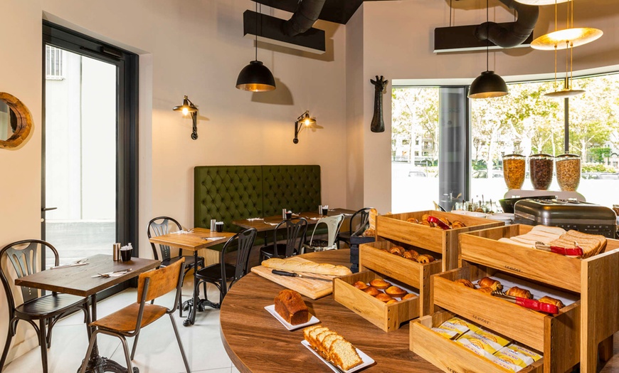 Image 9: Paris: Standard Room with Breakfast