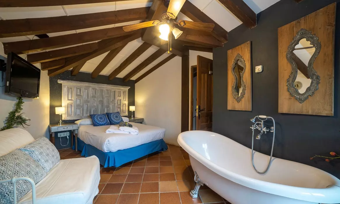 Relax en Guadalajara: Noche de Hotel Rural con Acceso a Spa en Hita