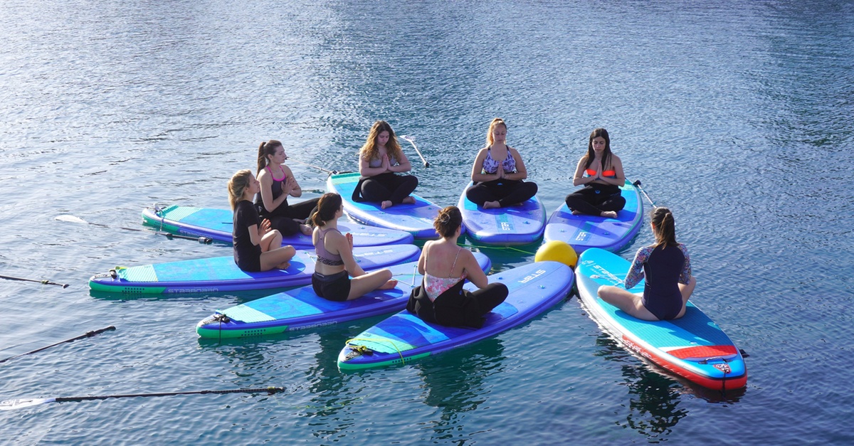 Actividad de paddle surf con SUP yoga o pilates en Barcelona