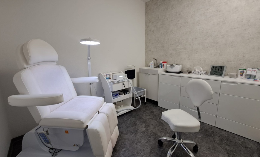 Image 4: 50 - 60 Min. Fußreflexzonen-Massage inkl. Fußpflege, opt. mit Lack 