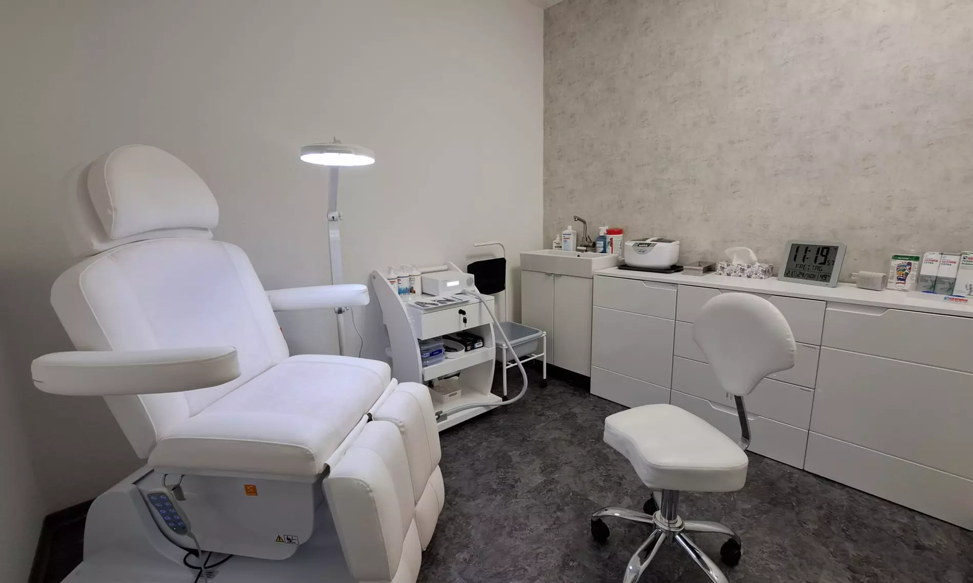 Tiefenreinigende Gesichtsbehandlung oder Microneedling für 1 Person