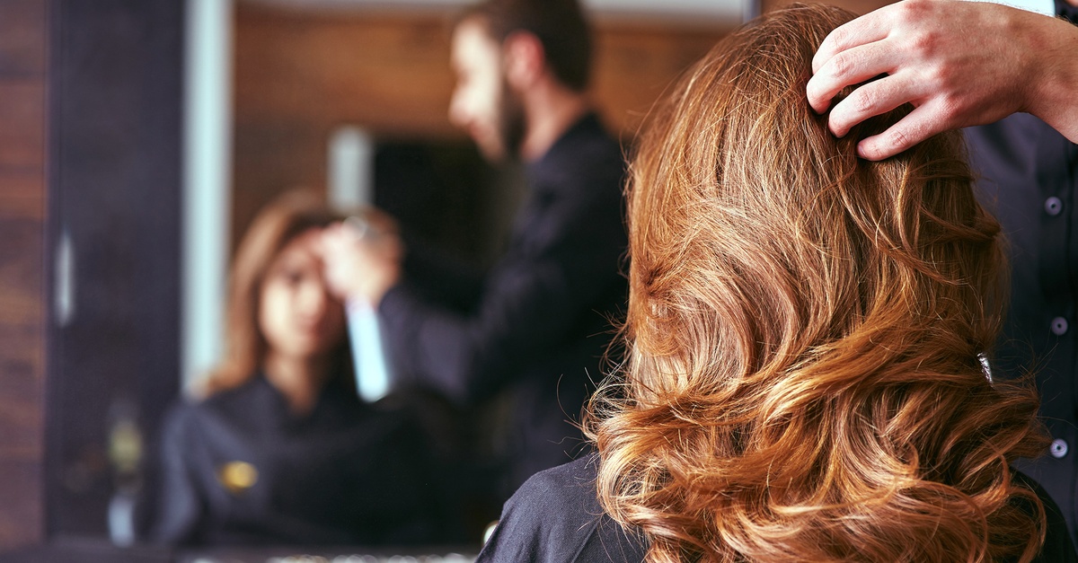 Sesión de peluquería con opciones de tinte, mechas o hidratación capilar en Barcelona