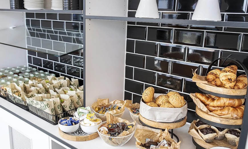 Image 1: Frühstücksbuffet inkl. 1 Glas Sekt für 2 oder 4 Personen