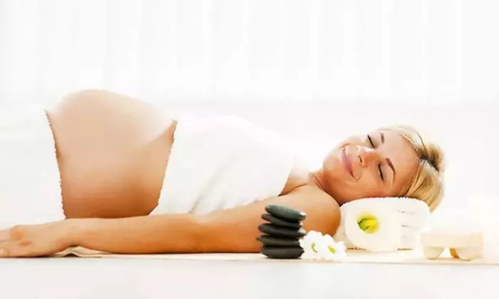 Modelage pour femme enceinte à l'huile biologique d'1h au salon de modelage Rendez Vous Zen - Primary Image