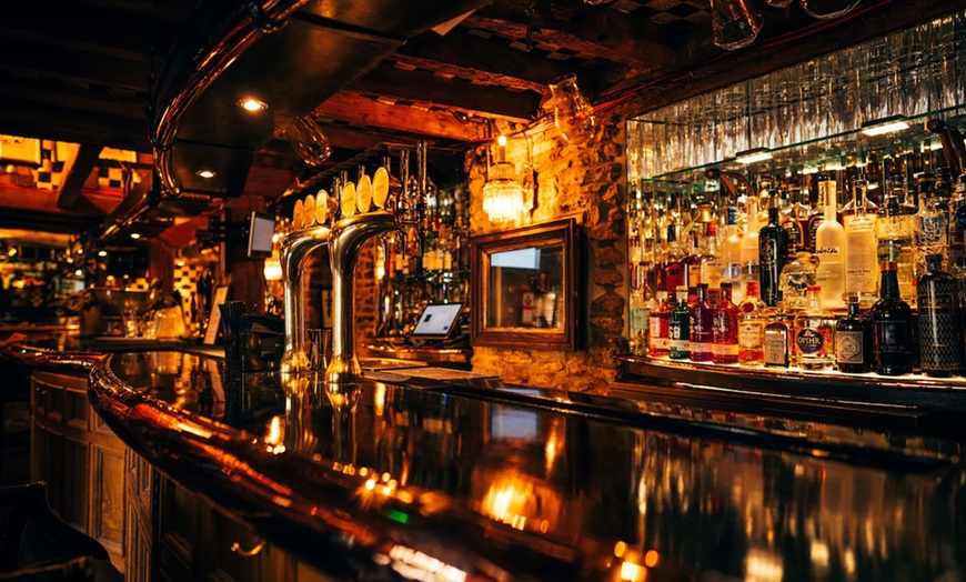 Image 15: Oxfordshire: An Overnight 5* Stay w/ Dinner and Champagne 