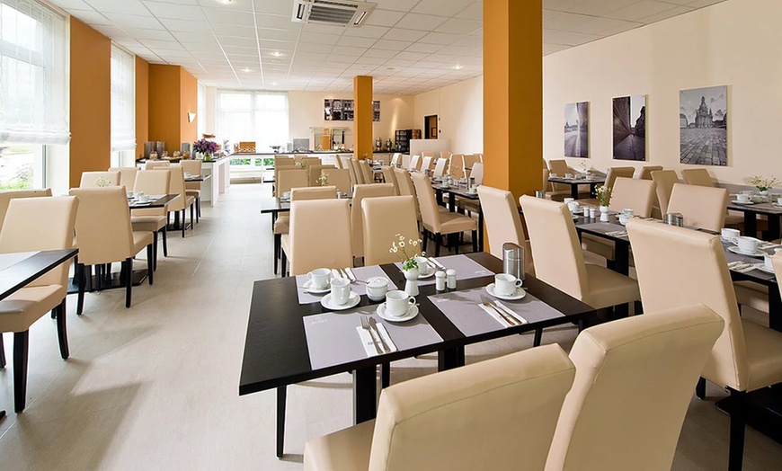 Image 2: Frühstücksbuffet inkl. 1 Glas Sekt für 2 oder 4 Personen