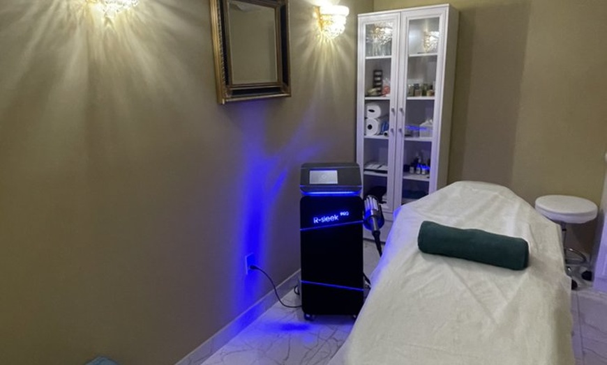 Image 3: Get One or Two 60 or 90-Minute Deep-Tissue and Roller Massage