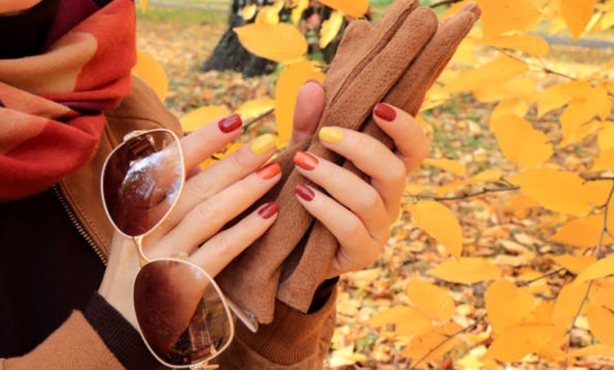 Image 3: 1 o 2 sesiones de manicura y/o pedicura con esmaltado semipermanente