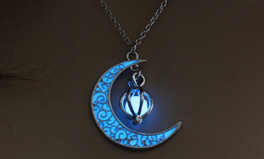 Image 4: Moon Luminous Necklace