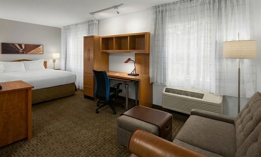 Image 8: All-suite hotel with near Seattle airport & shopping
