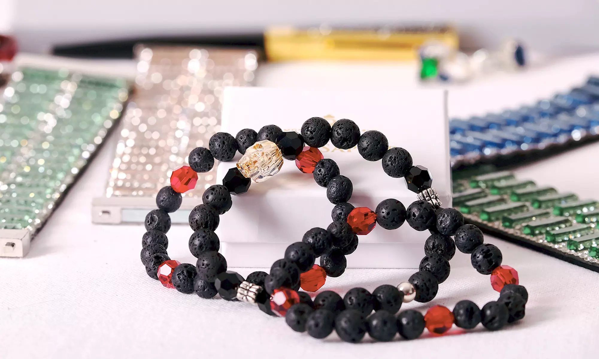 Wertgutschein über 30 € oder 50 € anrechenbar auf das gesamte Parfum- und Schmuck-Sortiment von Red Saphir - Primary Image