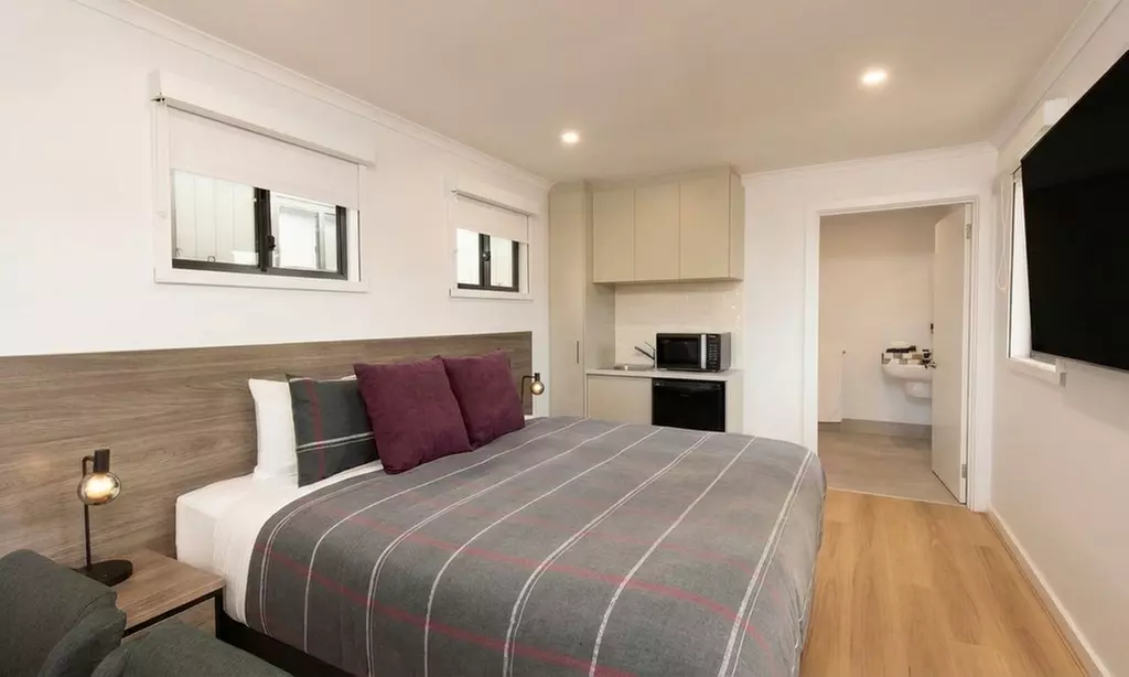 Port Pirie: Deluxe Villa + Welcome Gift in Room, Drink Voucher, & LCO