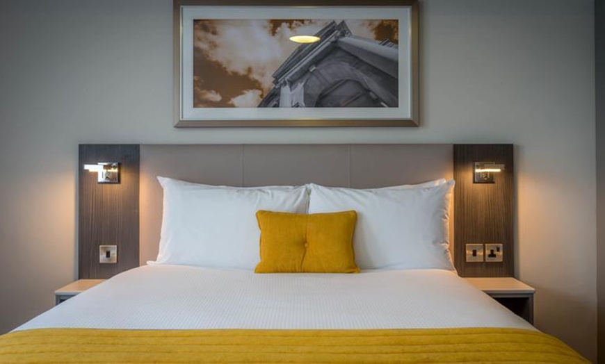 Image 11: Dublin: 4* Deluxe Room Stay with 2-Course Dinner