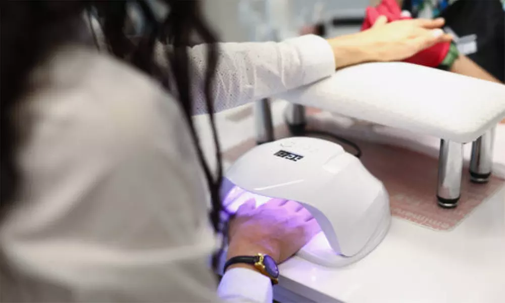 Manicura semipermanente o puesta de uñas de cristal o acrigel