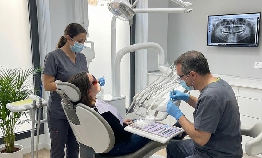 Image 1: Higiene dental con revisión y pulido y opción a blanqueamiento led