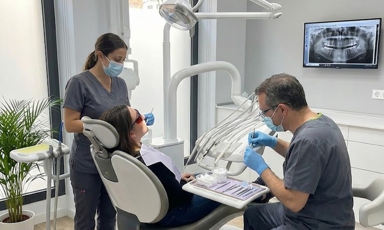 Higiene dental con revisión y pulido y opción a blanqueamiento led