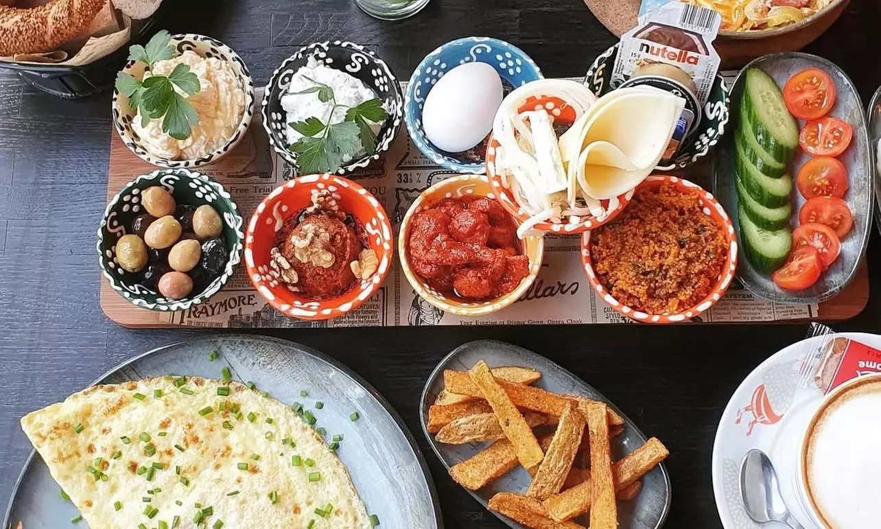 Herzhaft & süß vereint: Genießt eine vielfältige Brunch-/Frühstücksplatte für 2 oder 4 Personen (bis 44% sparen) - Primary Image