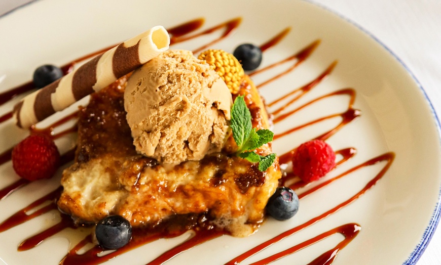 Image 9: Menú tradicional español con opción a botella de vino para 2 o 4