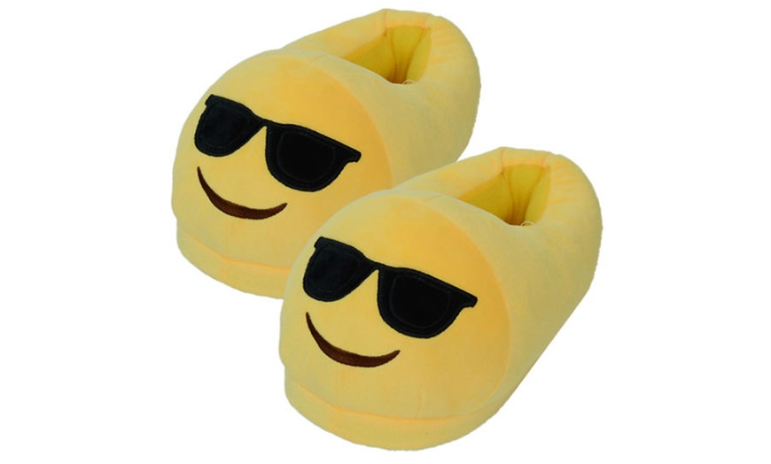 Image 6: Kids' Emoji Slippers 