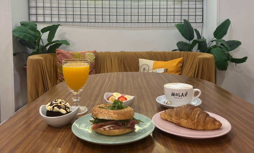 Image 2: Menú de brunch para 2 o 4 con bebidas, yogur, croissant, tostada y más