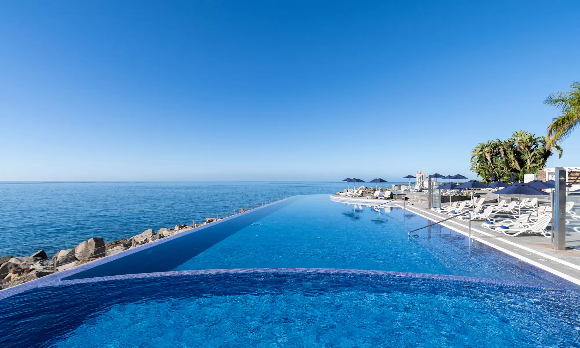 Day pass con hamacas, desayuno buffet y opción a comida para 2