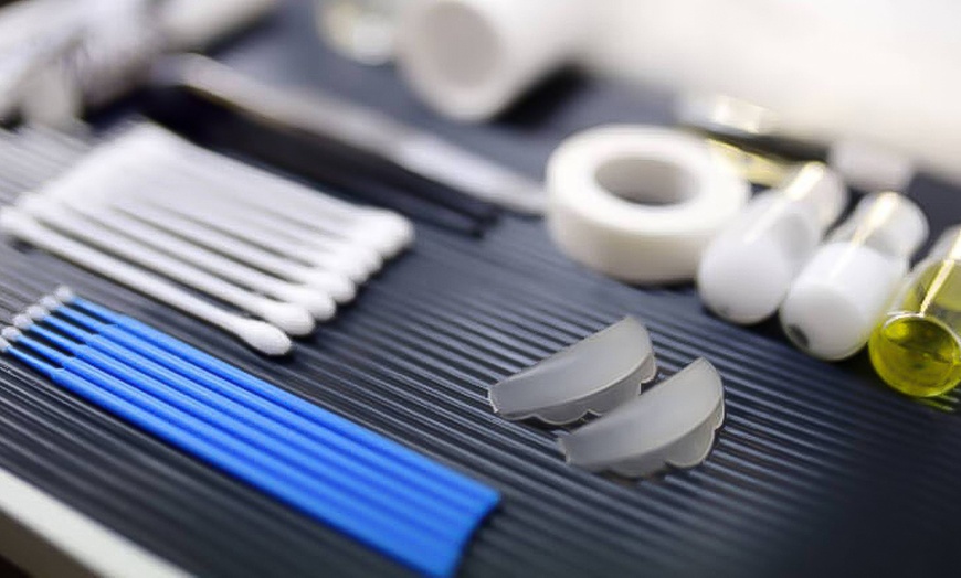 Image 8: Realza tu mirada con servicios especializados de pestañas y cejas 