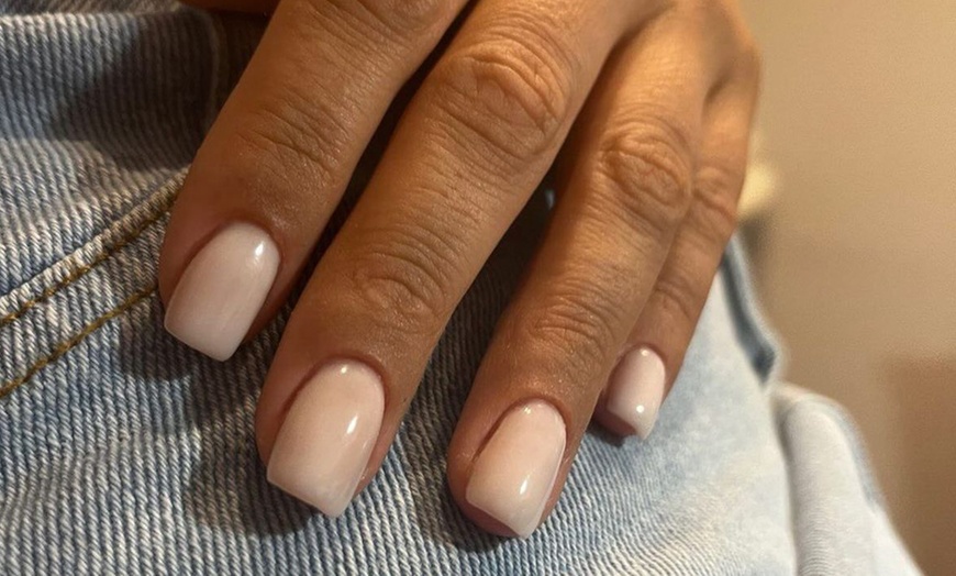 Image 2: Manicure i pedicure hybrydowy dla długotrwałego koloru