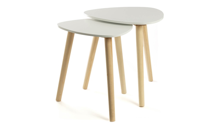 Image 2: Juego de 2 mesas auxiliares de estilo nórdico en color blanco y madera