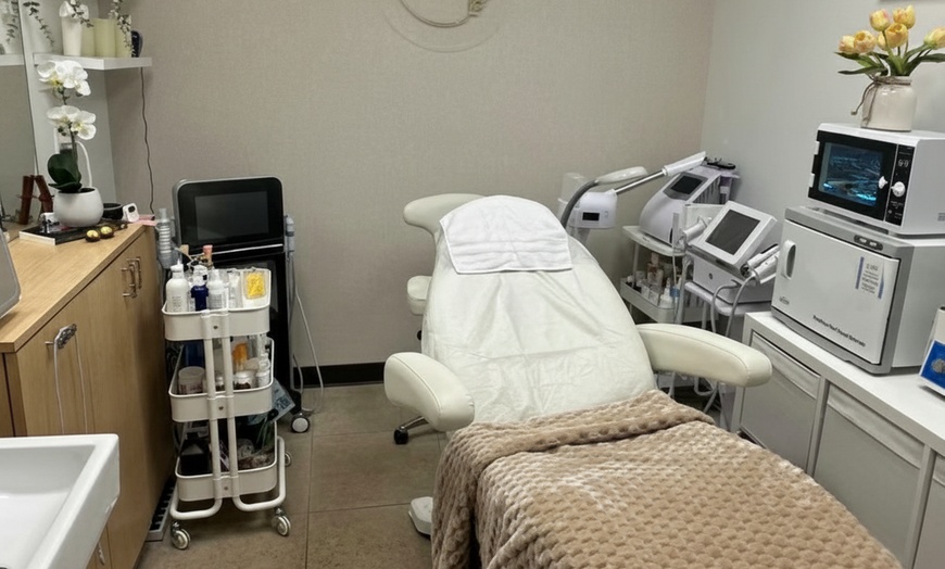Image 3: Hydrafacial w/ Hydro Nutrition Mask Or Extraction, LED Therapy & More
