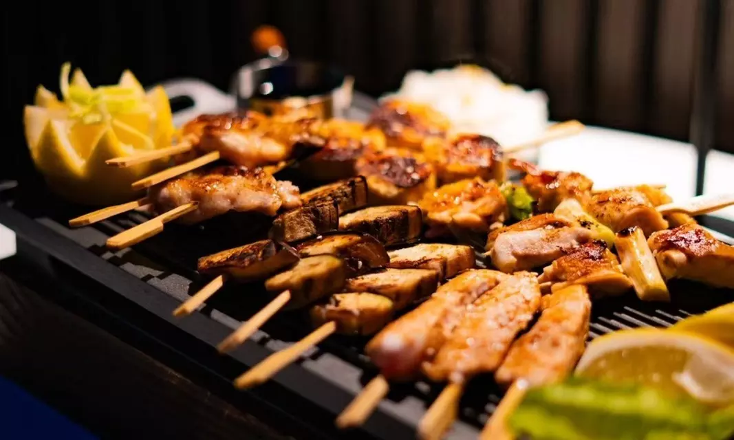 Yakitoriplatte mit verschiedenen Spießen und Getränk für 2-4 Personen