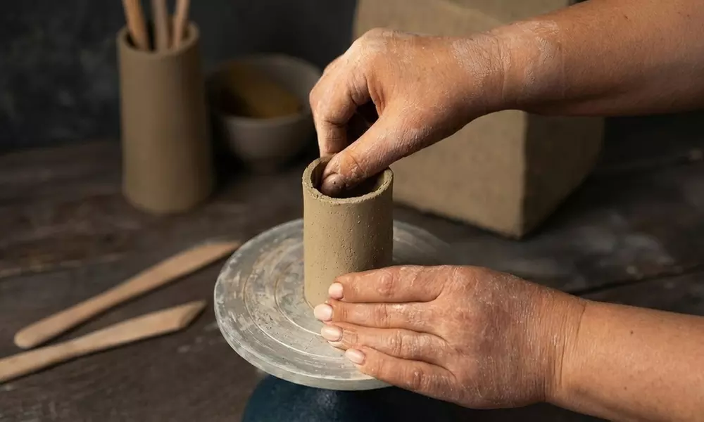 Crea y decora tu propia pieza de cerámica con barra libre y picoteo