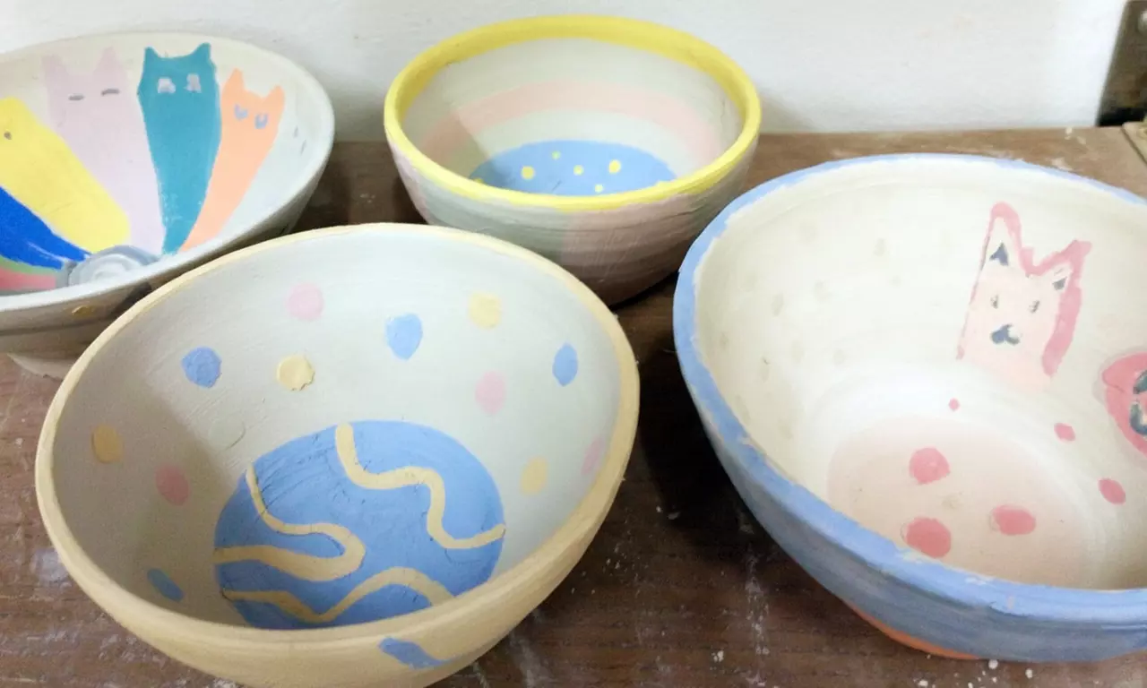 ¡Taller de pintura en cerámica con bebidas para 1 o 2 personas!