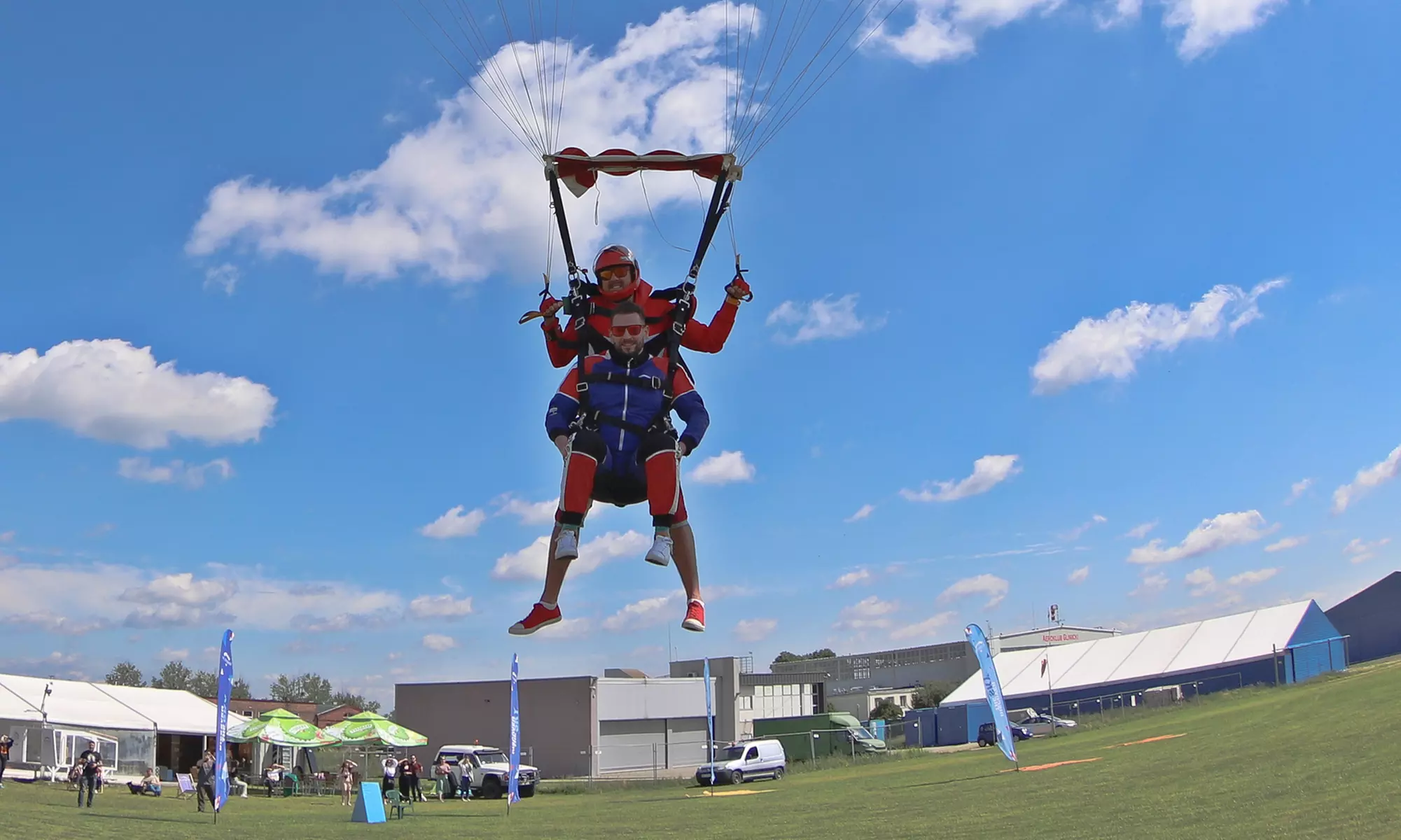 Przeżyj ekscytującą przygodę: Tandemowy skok ze spadochronem z 4000 m