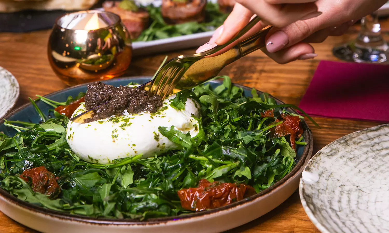 Menú mediterráneo para 2 personas con 6 platos a elegir y bebida