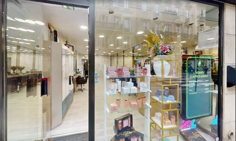 Cheveux disciplinés et brillants avec soin capillaire professionnel