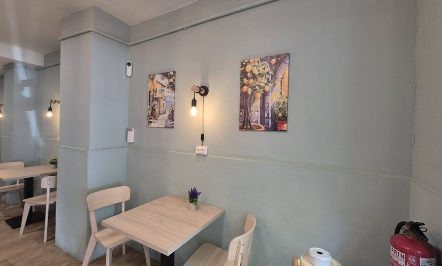 Image 10: Menú mediterráneo con entrante, principal, postre y bebida