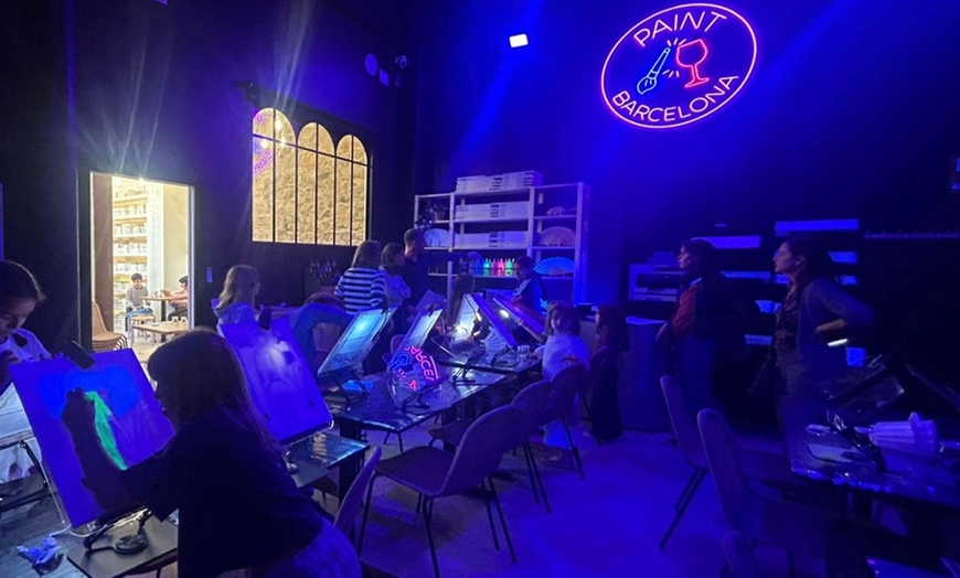 Image 2: Taller de pintura de neón en lienzo con bebida y cheesecake