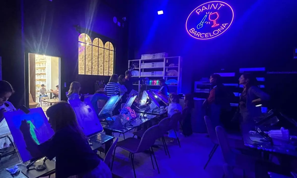 Taller de pintura de neón en lienzo con bebida y cheesecake