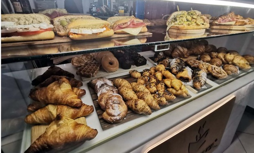 Image 2: Brunch o merienda  para 2 o 4 con platos dulces, salados y bebidas