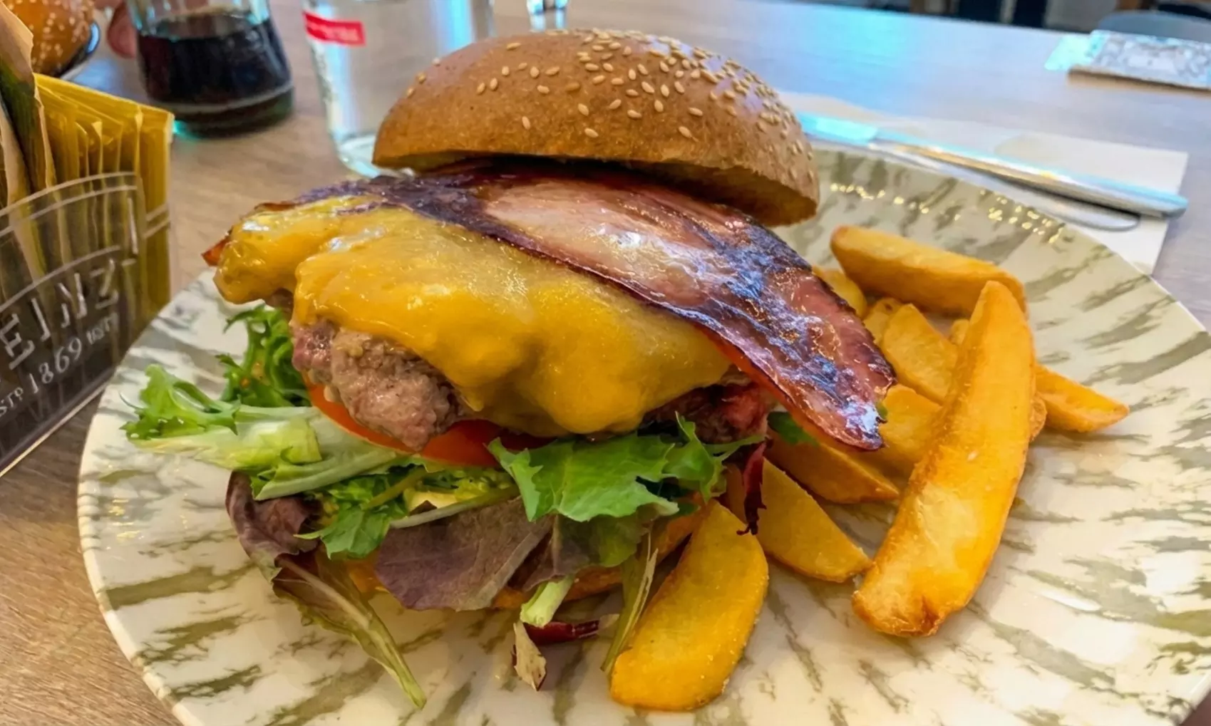 Menú de burger para 2 o 4 con bebidas y opción a entrante y postre