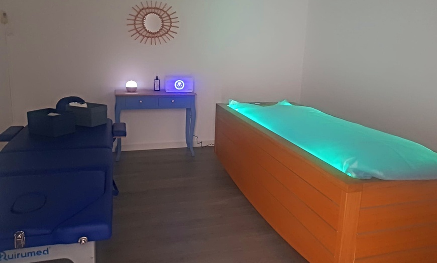 Image 6: 1 o 4 masajes personalizados o ritual con gravedad cero y haloterapia