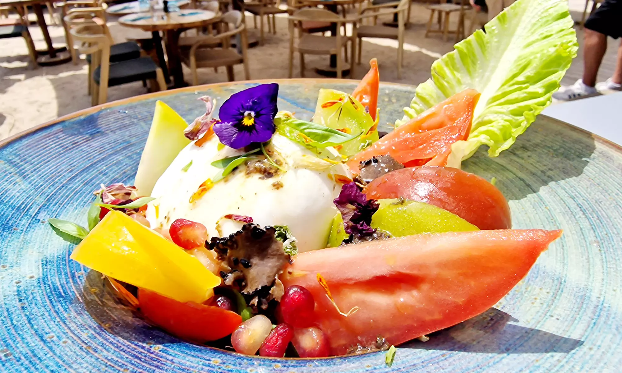 Évasion : plage privée style balinais avec matelas, parasol et boisson