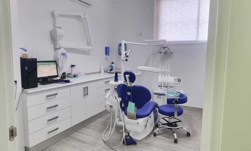 Image 3: Limpieza bucal, fluorización, revisión y opción a radiografía