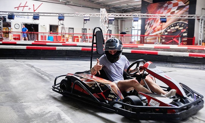 Image 2: 1 oder 2 E-Kart Profi-Rennen mit bis zu 30 Runden voller Spaß & Action