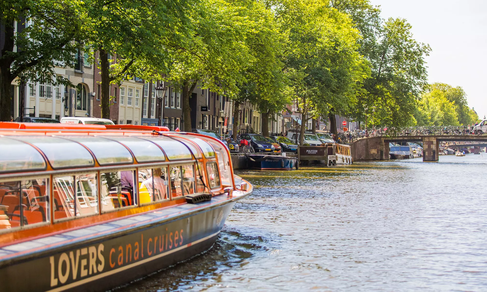 Erkunde tagsüber oder abends die ikonischen Grachten von Amsterdam