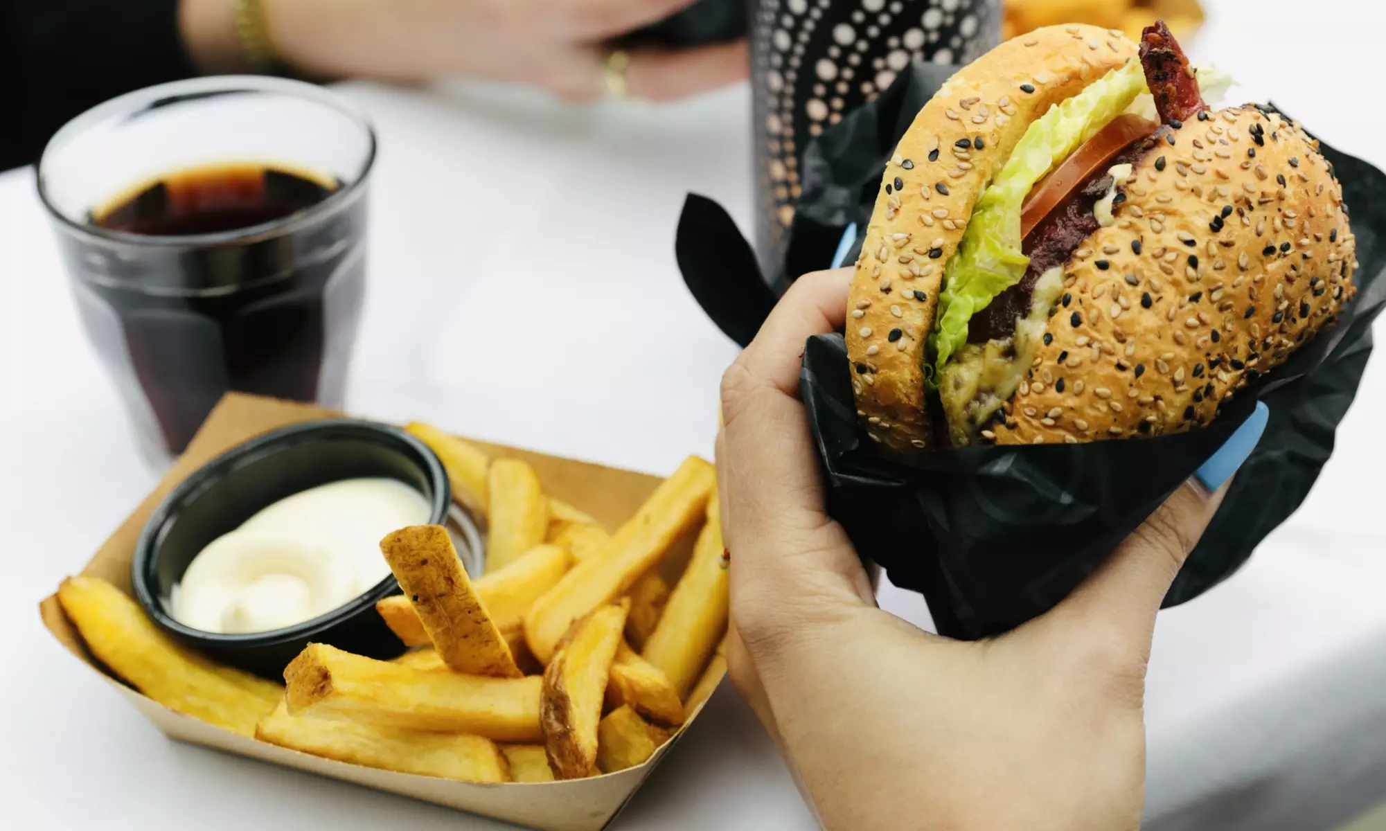 Grachten en genieten: rondvaart op de Amsterdamse grachten terwijl je smult van een sappige burger, nu tot 28% korting - Primary Image